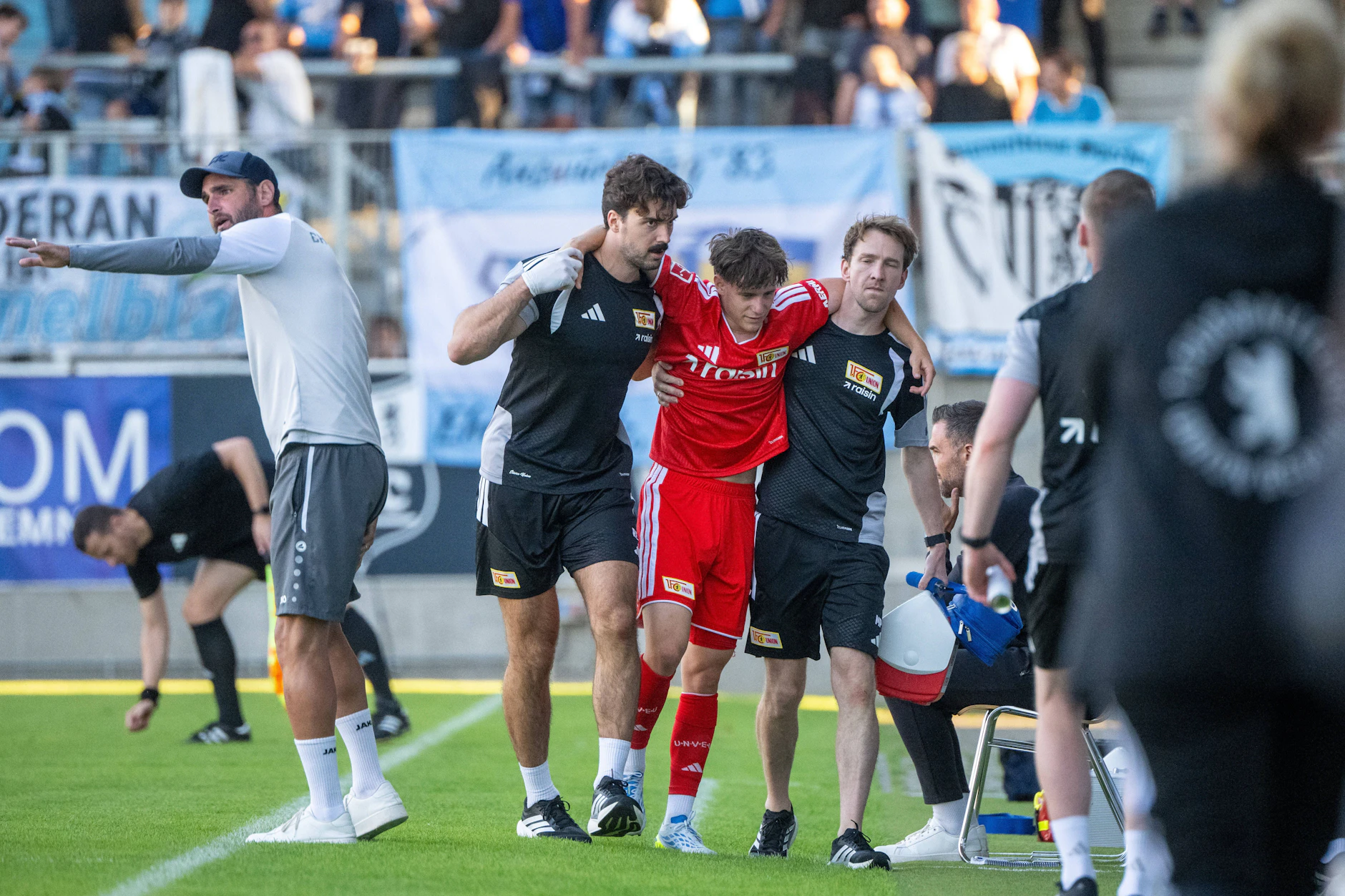 Andrik Markgraf (Mitte) musste beim Union-Testspiel in Chemnitz schwer verletzt den Platz verlassen.