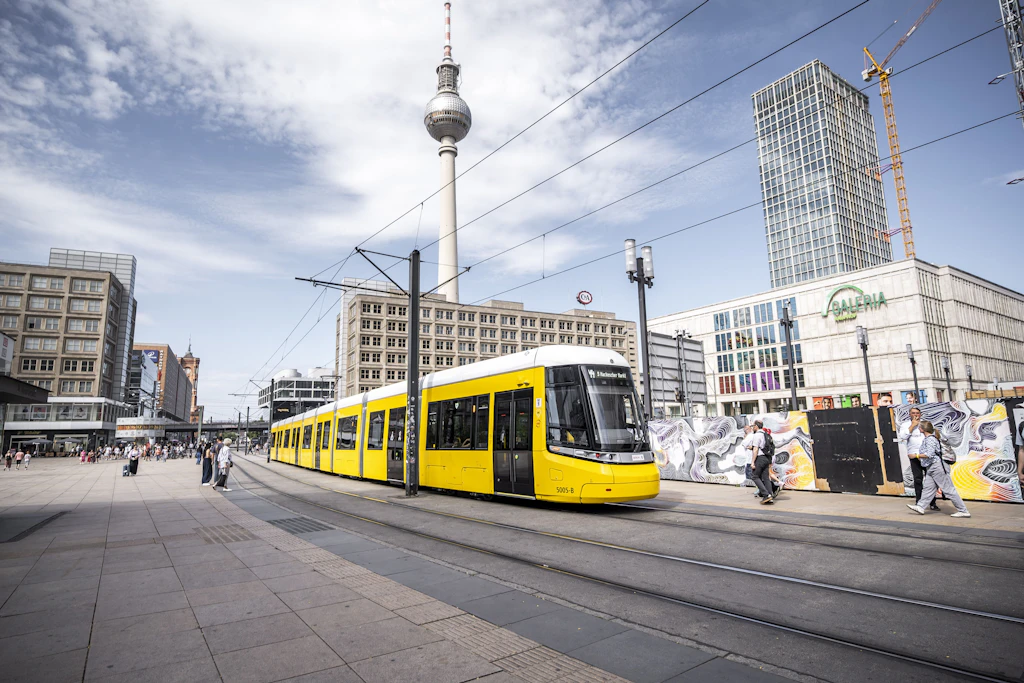 Jetzt darf er das: Vor der Kulisse des Fernsehturms überquert ein Urbanliner den Alexanderplatz. Tunnelstützen machen es möglich.