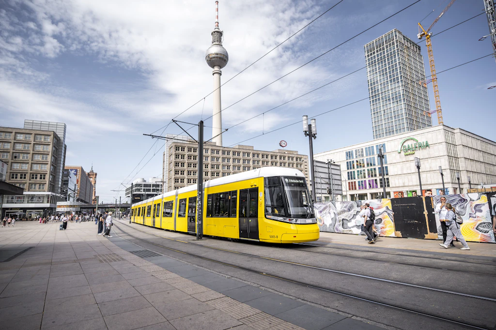 Urbanliner startet auf der Linie M4: Was BVG-Fahrgäste zur neuen extralangen Straßenbahn sagen