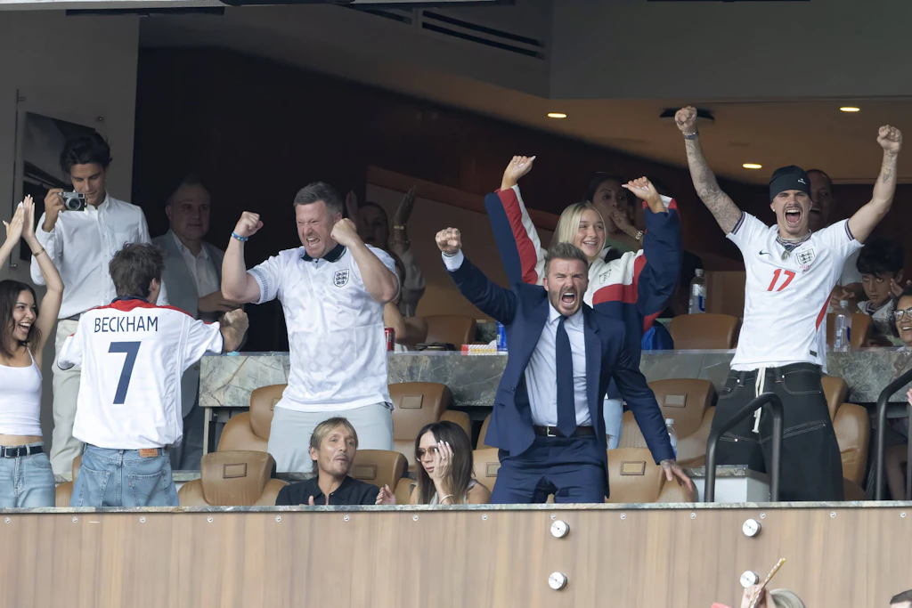 David Beckham (im Anzug). Der englische Fußballstar schickte Argentinien 2002 nach einem verwandelten Elfmeter nach Hause.