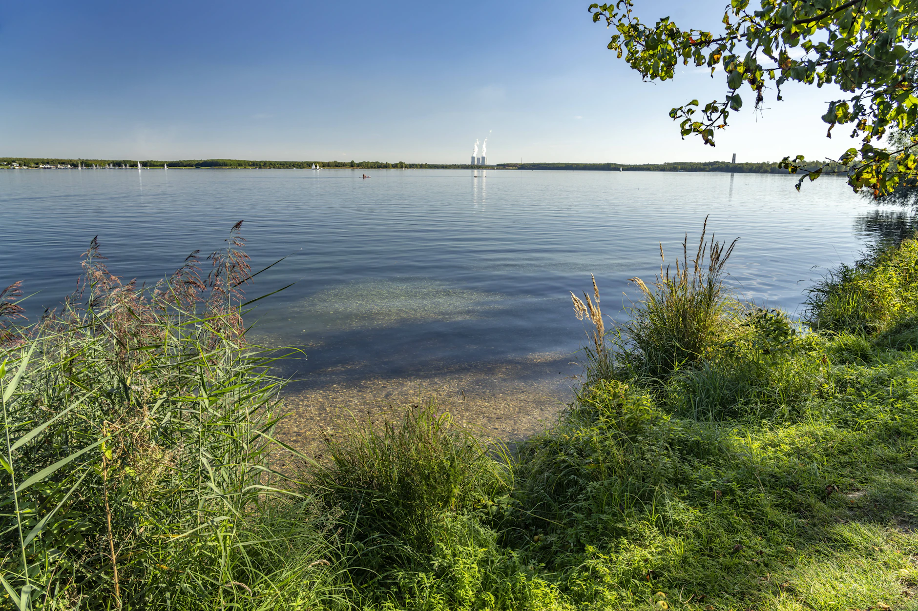 Der Cospudener See im Süden von Leipzig entstand durch die Flutung eines ehemaligen Braunkohletagebaus und erreichte 2000 seinen heutigen Wasserstand.