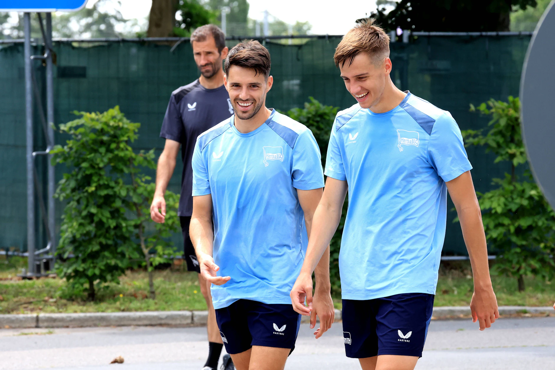 Auf zum Hertha-Training! Josip Brekalo (l.) und sein jüngerer Bruder Filip laufen zum Schenckendorffplatz.