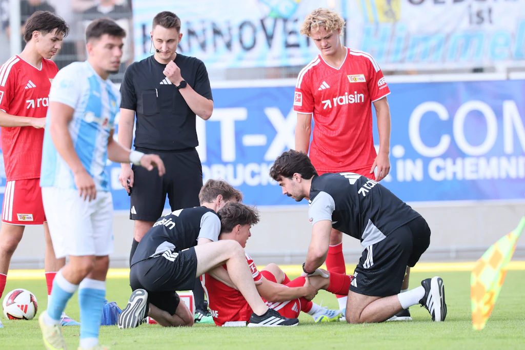 Andrik Markgraf (sitzend) verletzte sich beim Union-Testspiel in Chemnitz schwer am Knie.