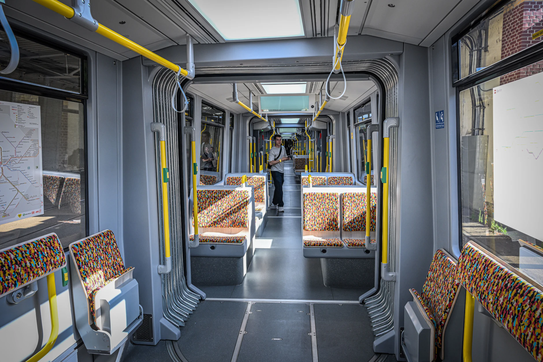 Blick in die neue Super-Straßenbahn der BVG. 50 Meter ist der Zug lang, bietet 300 Menscghen einen Platz, hat aber keinen Fahrkartenautomaten. Das sorgt für Ärger.