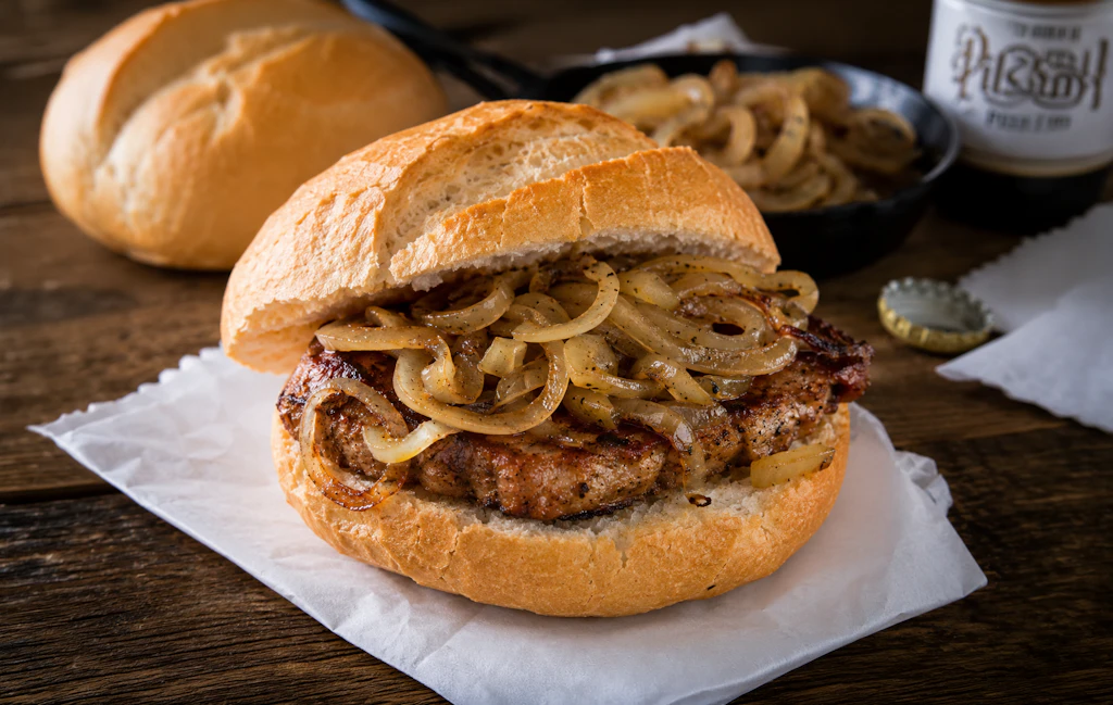 Nackensteaks-mit-Zwiebeln-in-der-Semmel-Der-beste-Burger-aus-dem-Osten
