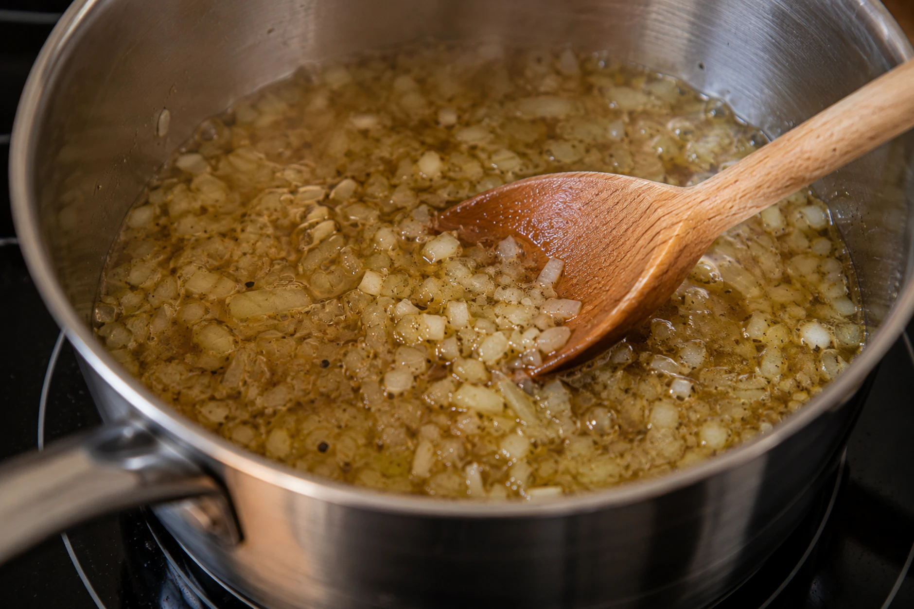 Für den Kartoffelsalat wird ein Sud gekocht, der später über die Kartoffeln gegossen wird. Beim Abkühlen zieht alles ordentlich durch.