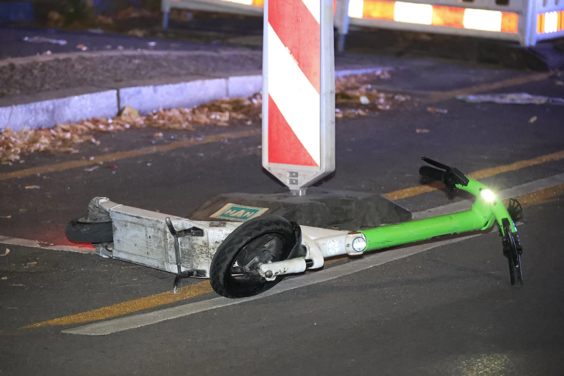 Ein E-Scooter-Fahrer ist beim Zusammenstoß mit einem Auto tödlich verunglückt.