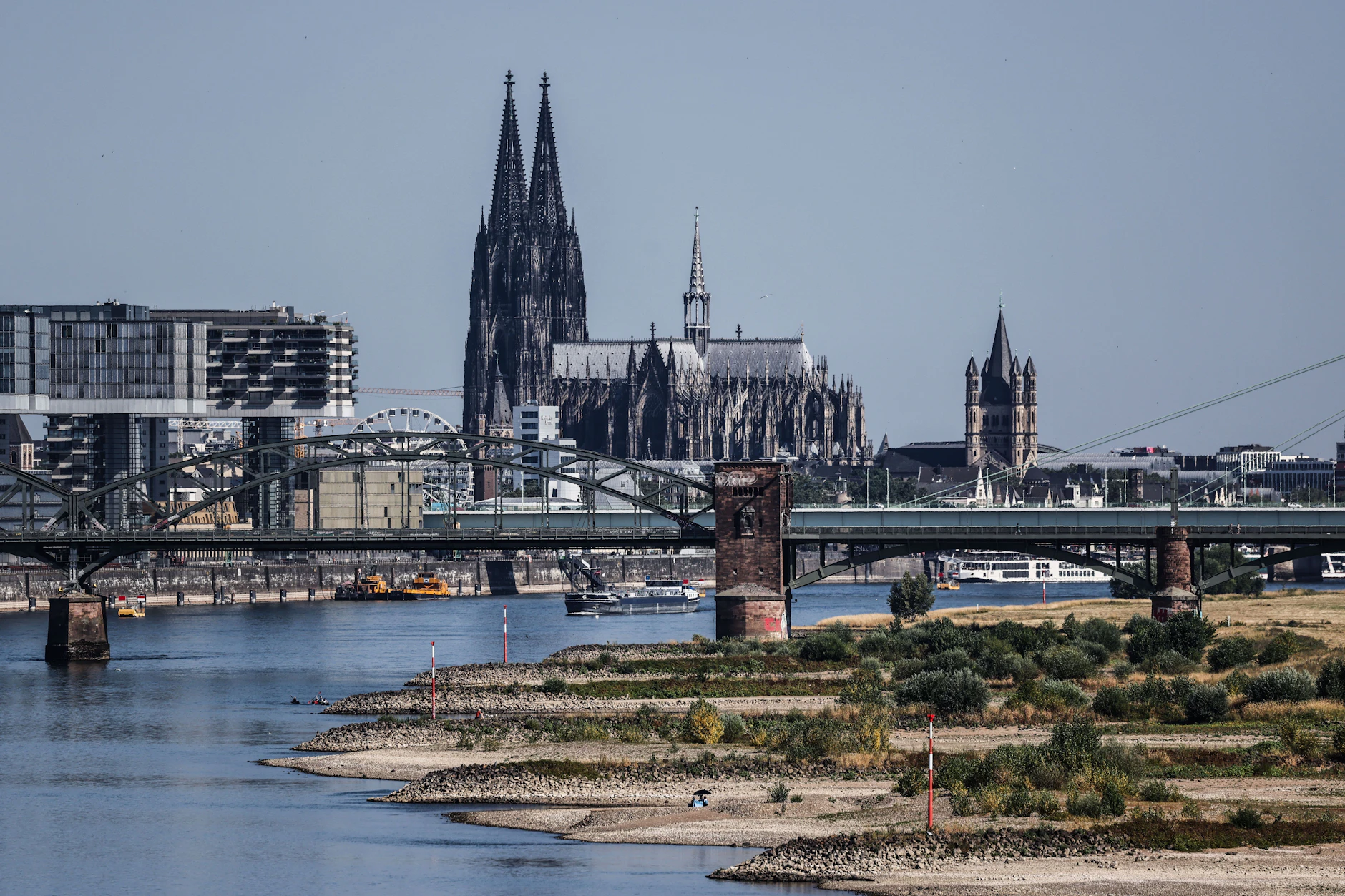 Vor dem Kölner Dom: Der Rhein führt aktuell vielerorts extremes Niedrigwasser.