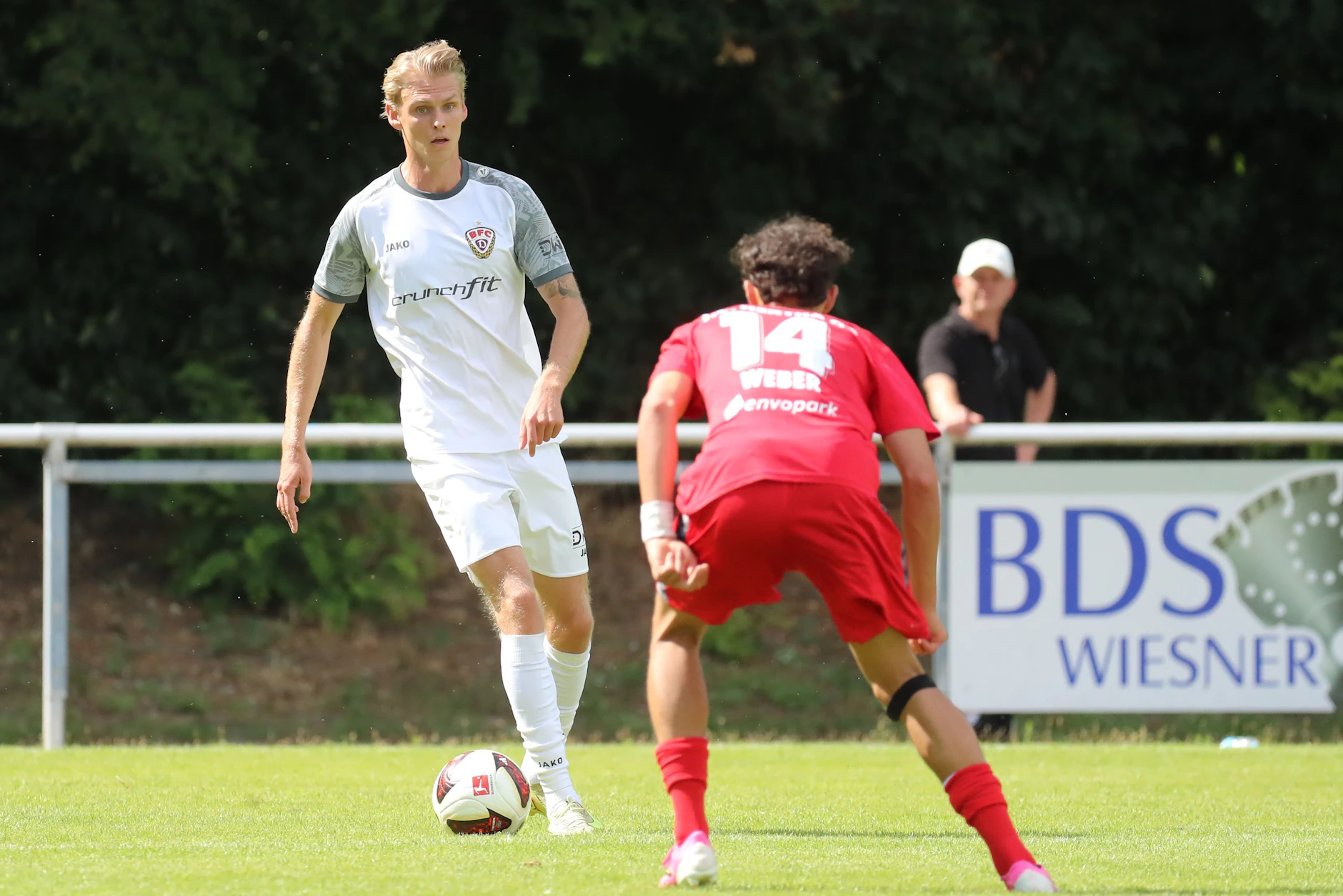 Beim 5:0 im Test in Trebbin gegen Hertha Zehlendorf gab Joey Breitfeld (l.) sein Saison-Debüt für den BFC Dynamo.