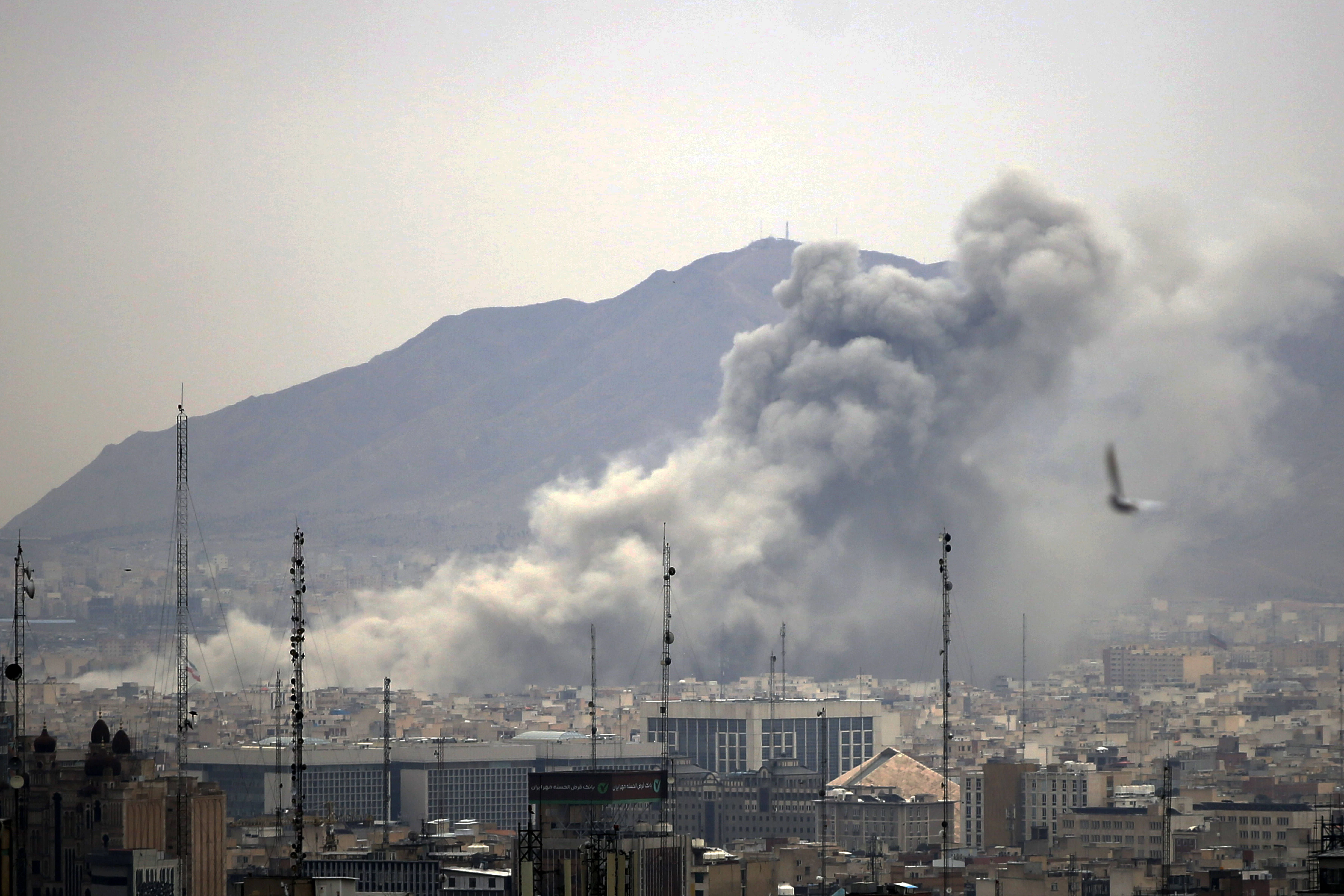 Trump eskaliert den Iran-Krieg: Angriffe auf US-Stützpunkte – jetzt droht der Ölpreisschock
