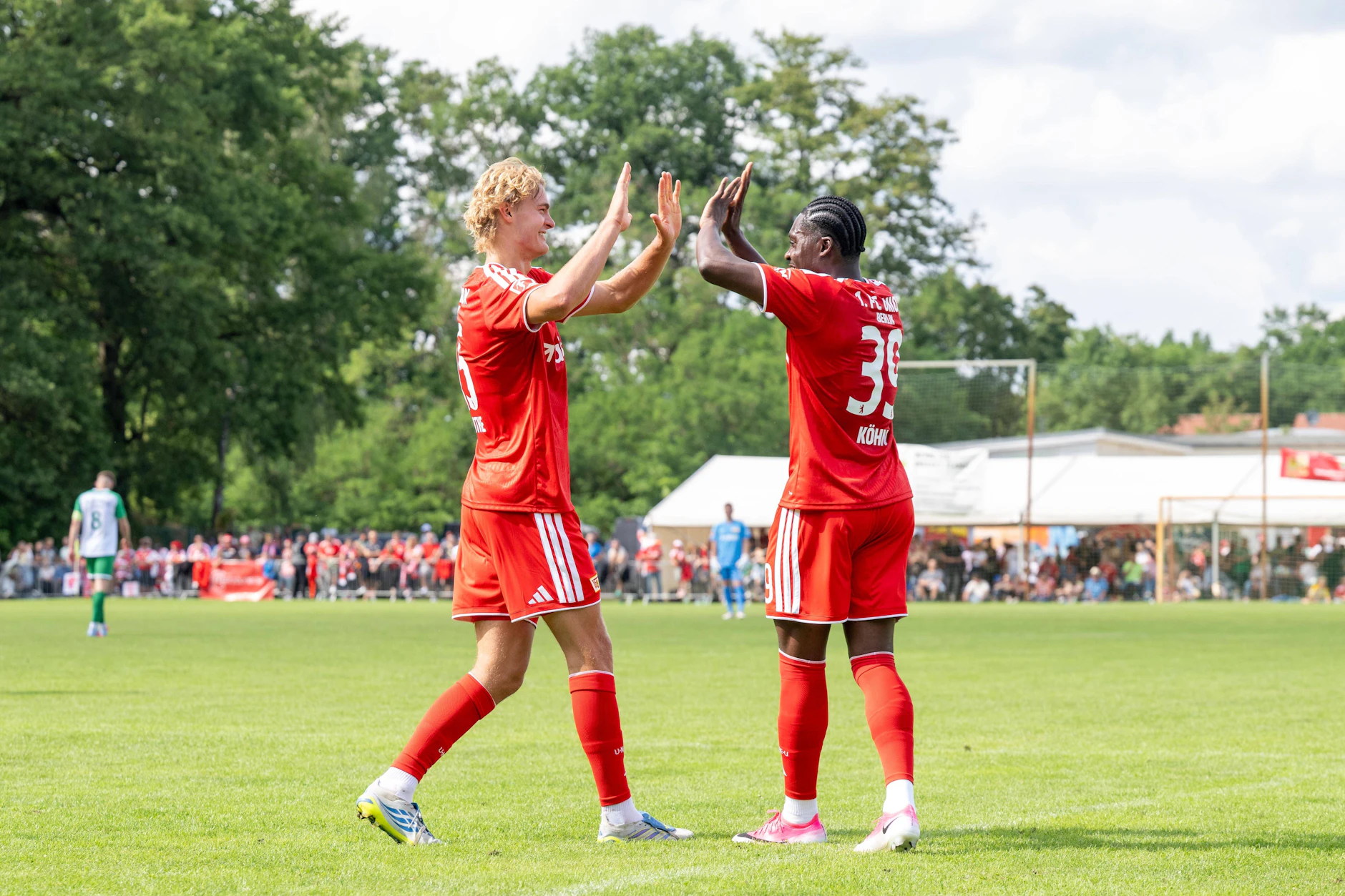 Tom Rothe (l.) und Derrick Köhn duellieren sich bei Union um den Platz links hinten.