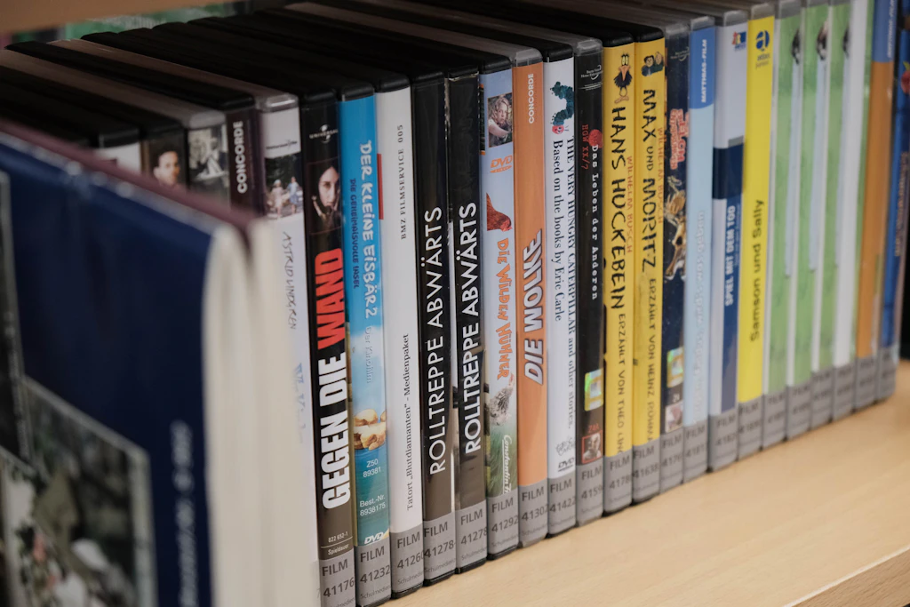 DVDs aus Massenauflagen in einem Regal: Wertvoll werden meist nur besondere Ausgaben, die selten, vollständig und gut erhalten sind.