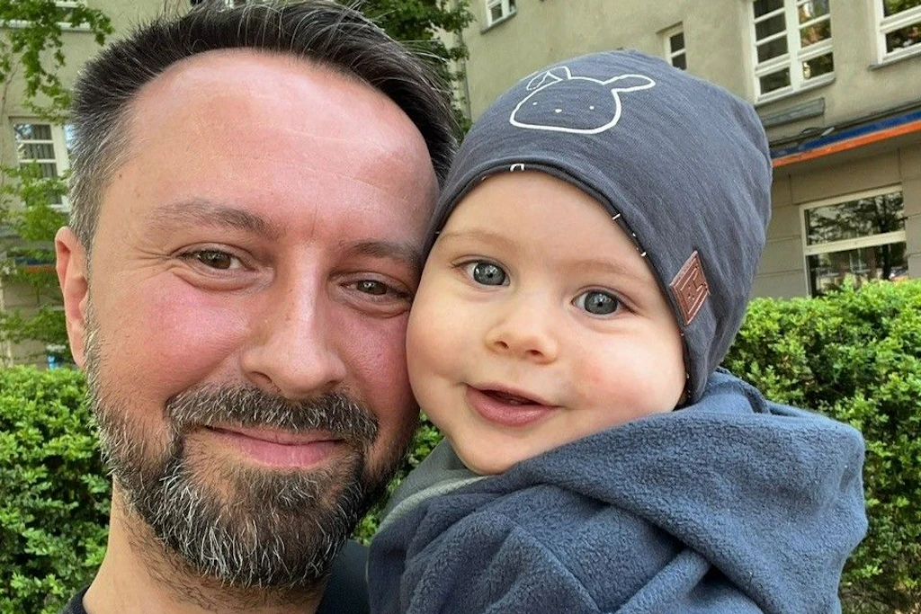 Der kleine Noah mit seinem Vater Norman Zander. Der Junge starb mit zwei Jahren, seine Eltern erheben schwere Vorwürfe gegen mehrere Ärzte.