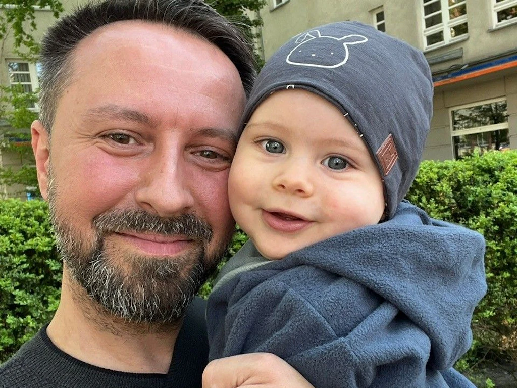 Der kleine Noah mit seinem Vater Norman Zander. Der Junge starb mit zwei Jahren, seine Eltern erheben schwere Vorwürfe gegen mehrere Ärzte.