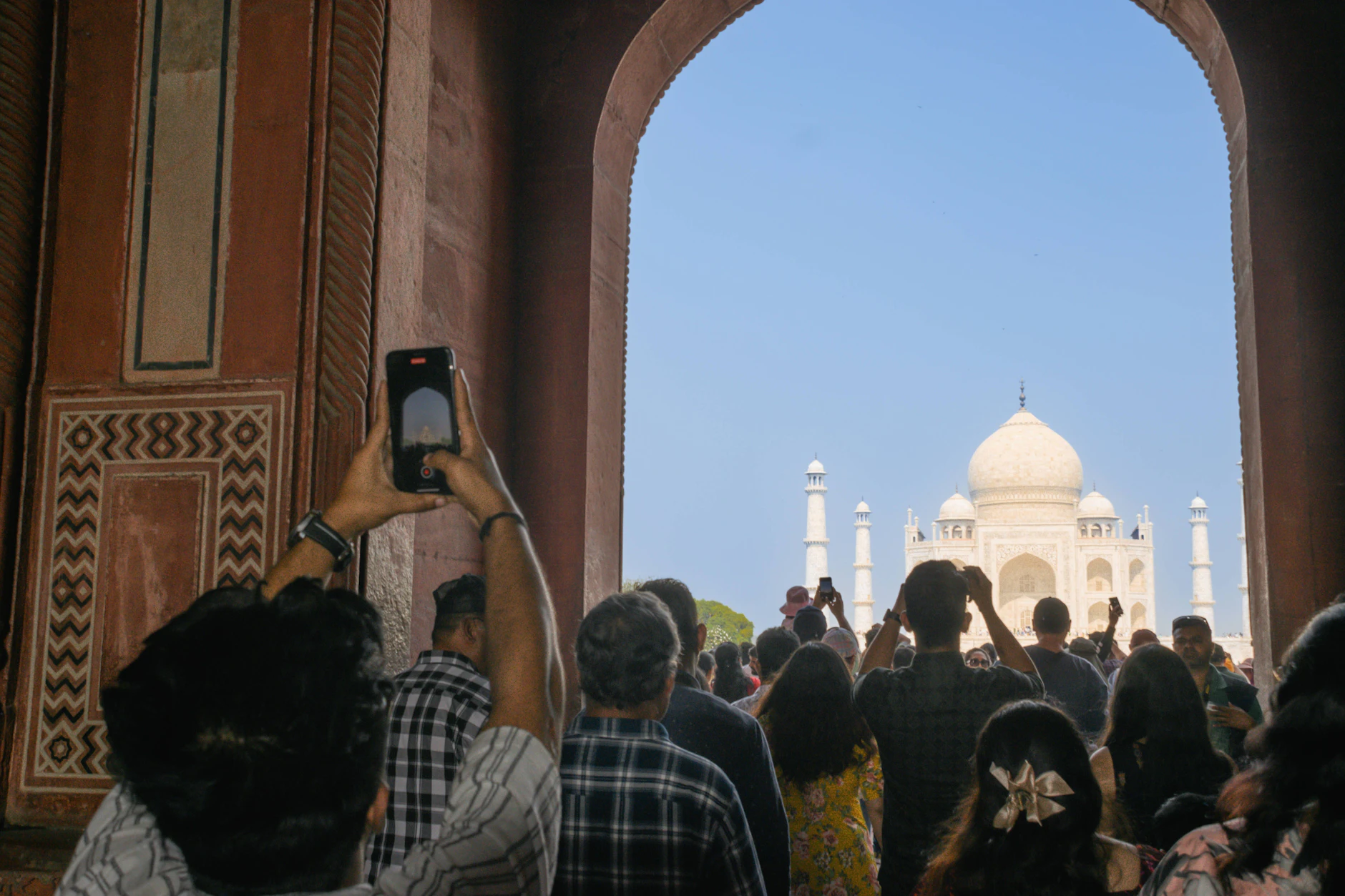 Vor dem Taj Mahal in Indien werden Erinnerungsfotos geschossen. Für das private Fotoalbum – und nicht selten auch für Instagram, TikTok und Co.