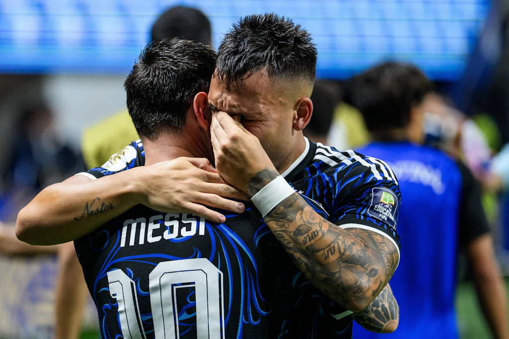 Lionel Messi (l.) legte dem im Jubel weinenden Lautaro Martinez den entscheidenden Treffer zum Finaleinzug der Argentinier auf.