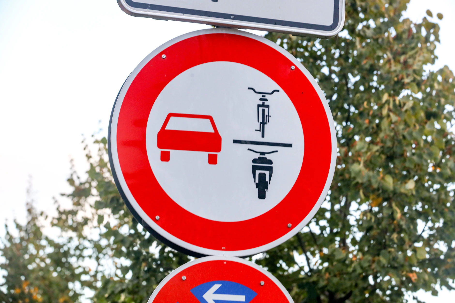 Am Donnerstag dürfen Autofahrer an der Storkower Straße Radfahrer in dem gekennzeichneten Abschnitt nicht überholen.