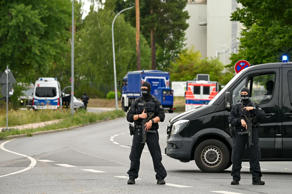 Schwer bewaffnete Polizisten im Industriegebiet Ost in Ludwigsfelde beim Einsatz gegen ein mutmaßliches Drogenlabor