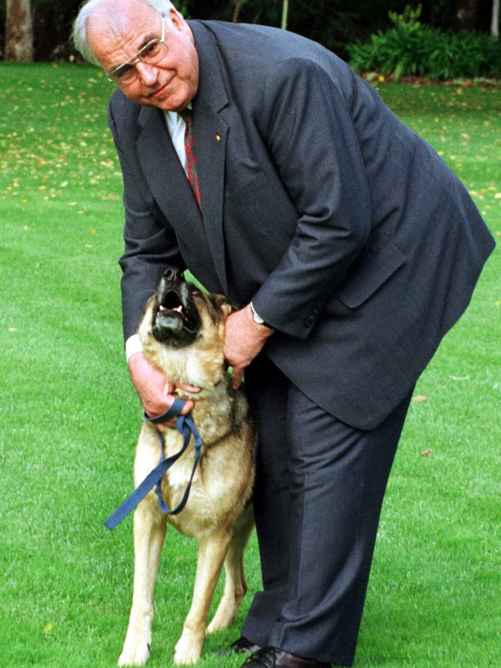 Bundeskanzler Helmut Kohl am 5.5.1997 während eines kurzen Spaziergangs die Schäferhündin "Zoe".