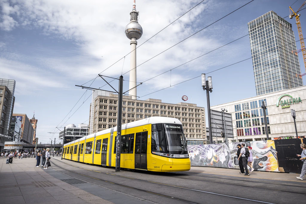 Peinlich! Millionenteure Super-Straßenbahn der BVG darf in Berlin nur auf einer Linie fahren