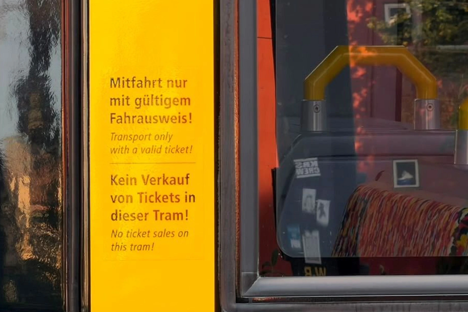 Die BVG hat auf den neuen Straßenbahnen nun Hinweisschilder an den Einstiegstüren angebracht. „Mitfahren nur mit gültigem Fahrausweis!“, steht darauf.