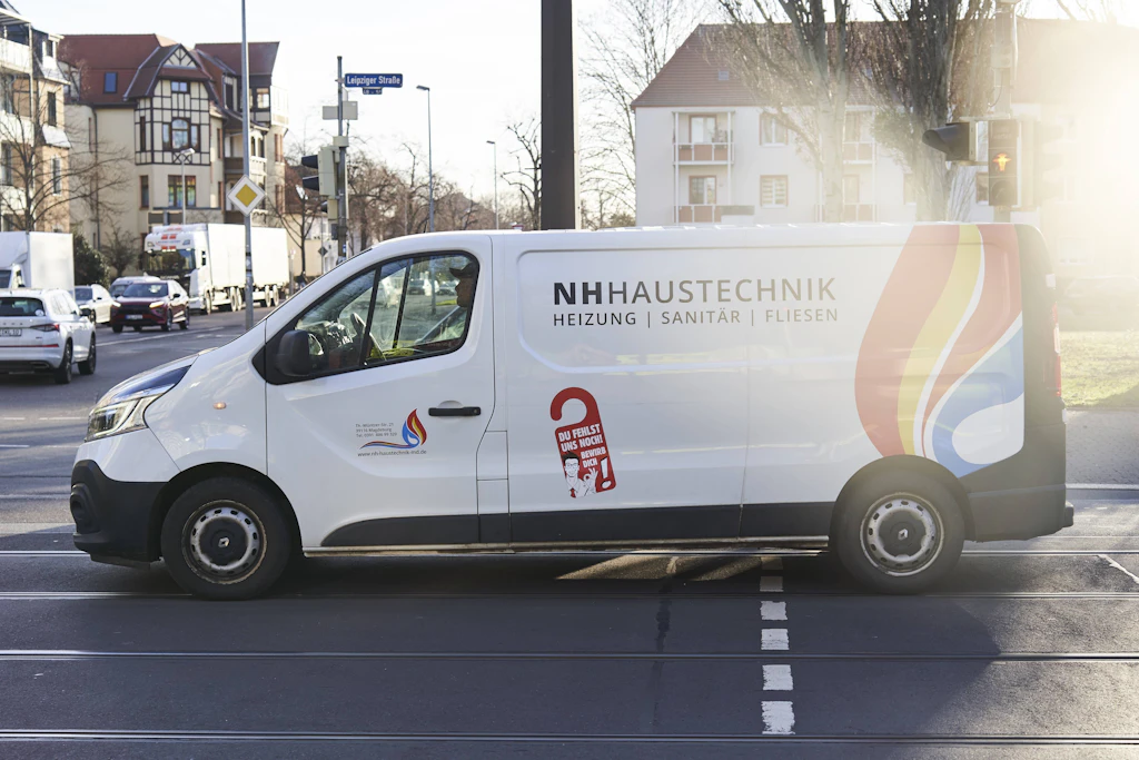 Ob Handwerker, Gebäudereinigung oder Pflegepersonal: Der Weg zum Einsatzort zählt laut EuGH als Arbeitszeit.