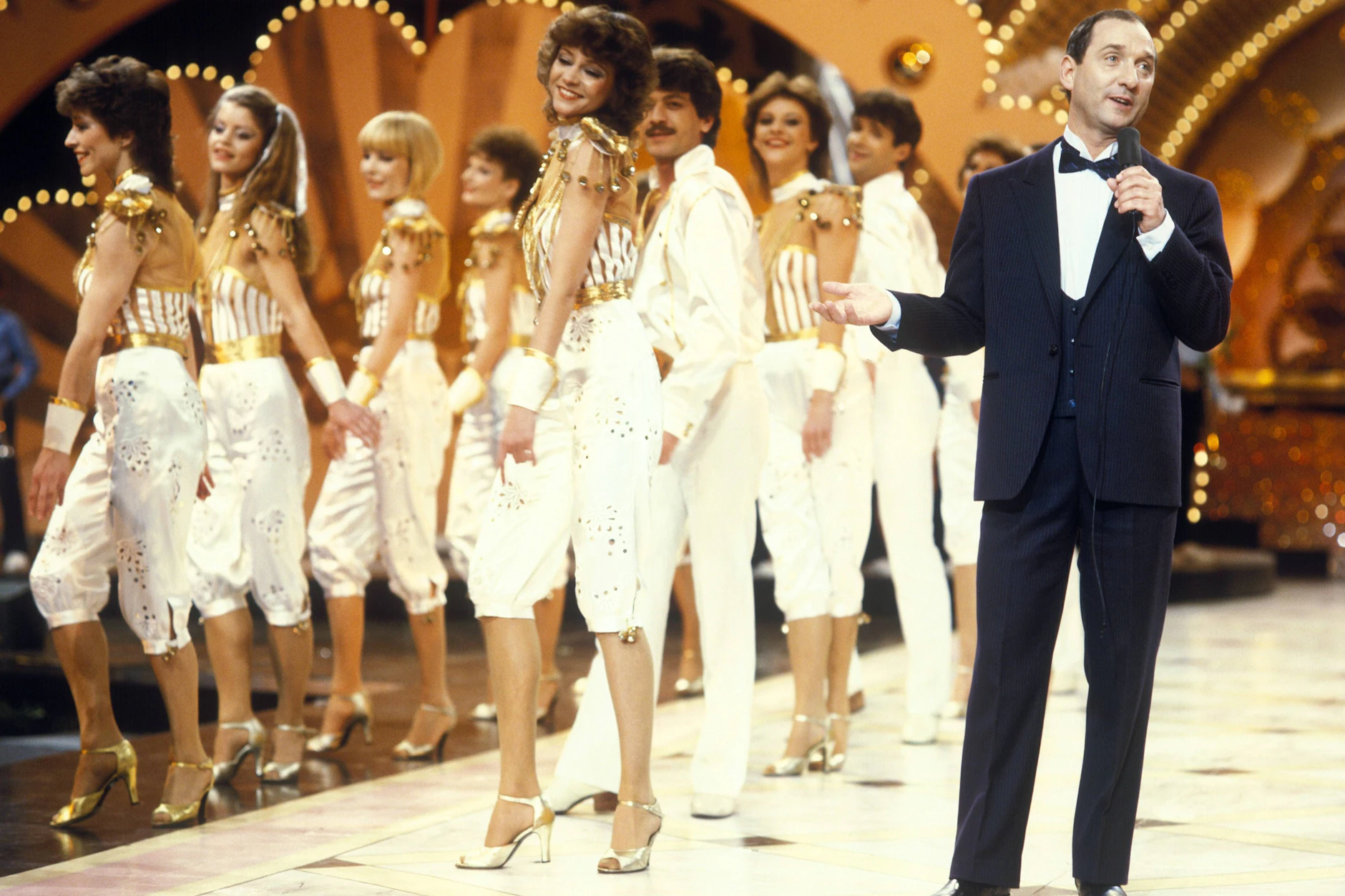 Sänger Heinz Rennhack GDR mit den Tänzerinnen des DDR-Fernsehballetts – auch Balletttänzer wurden im West-Rentensystem benachteiligt.