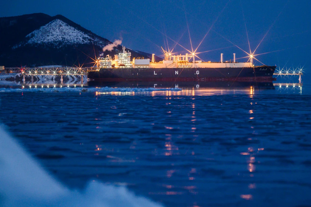 Russisches LNG darf wegen einer EU-Ausnahme weiter in Drittstaaten fließen. Doch Europa erhält dafür kaum Ersatz.