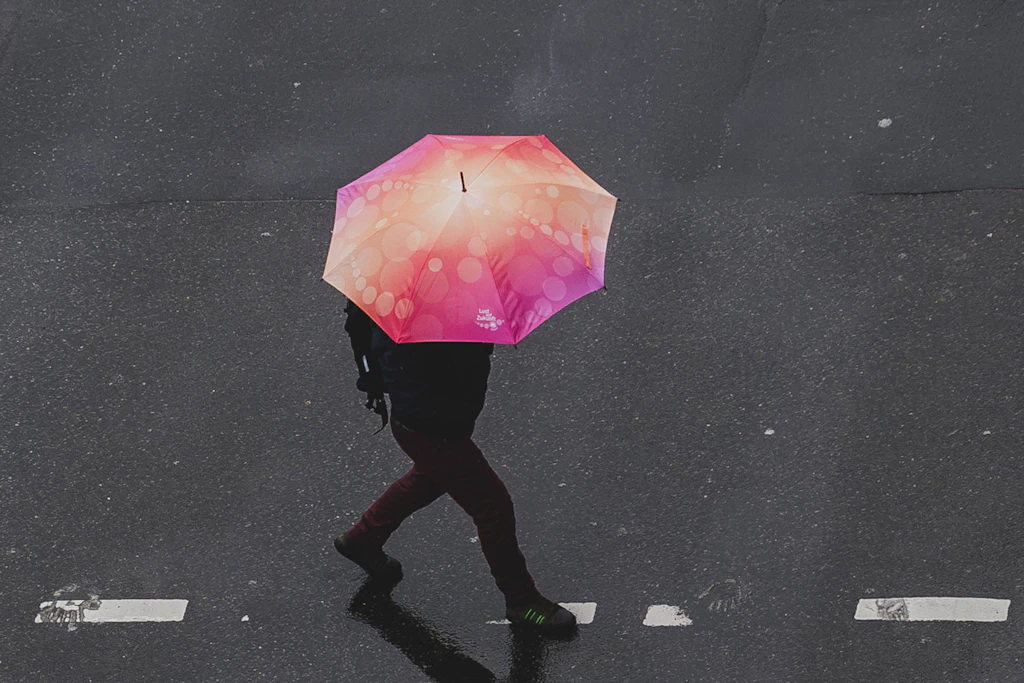 Regenschirm statt Sonnenschirm – am Freitag kann es in Berlin und Brandenburg schwere Gewitter geben. (Symbolbild)