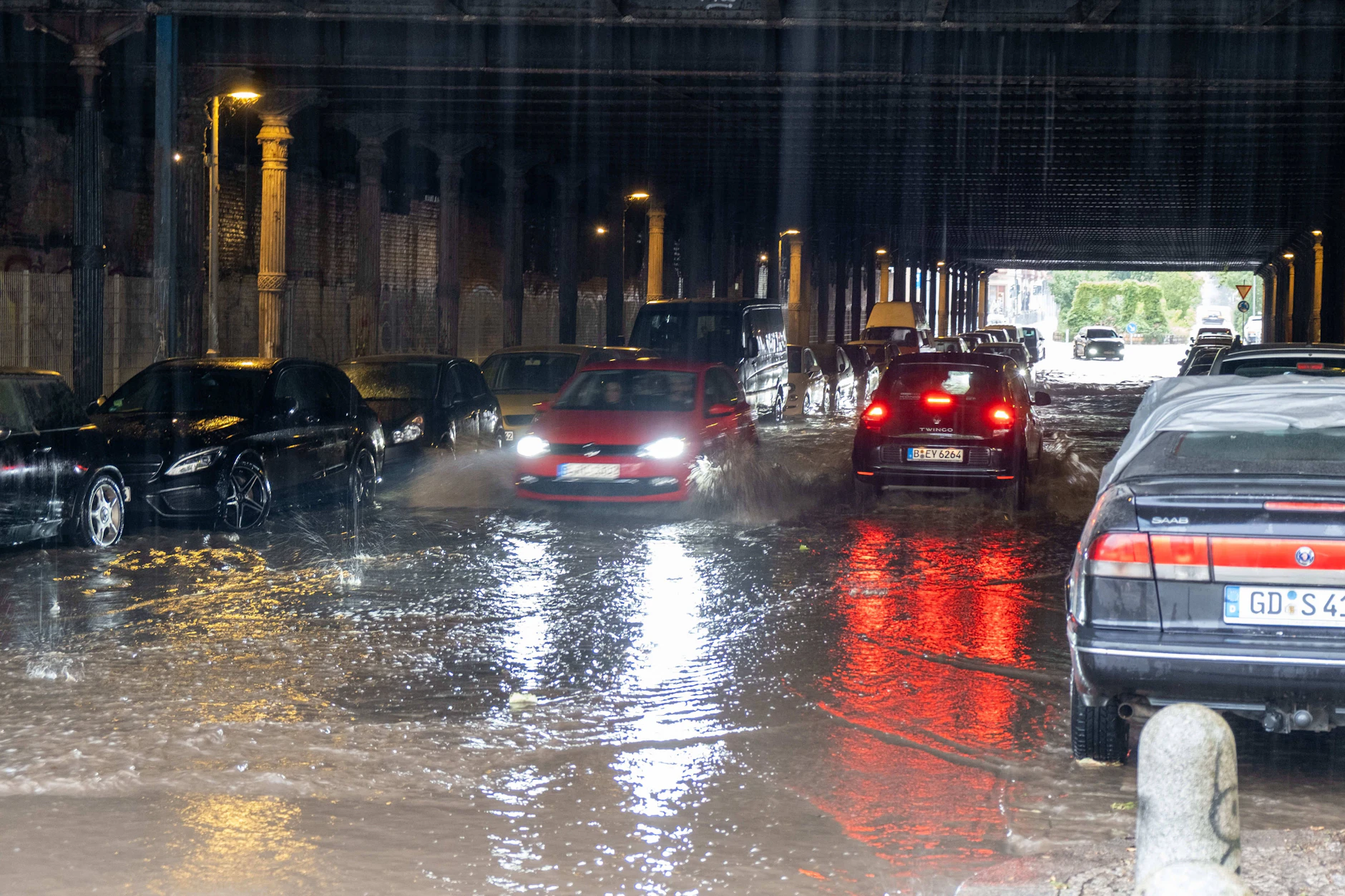Regional sind bis zu 60 Liter Regen pro Quadratmeter möglich. Da könnten auch wieder Straßen überflutet werden.