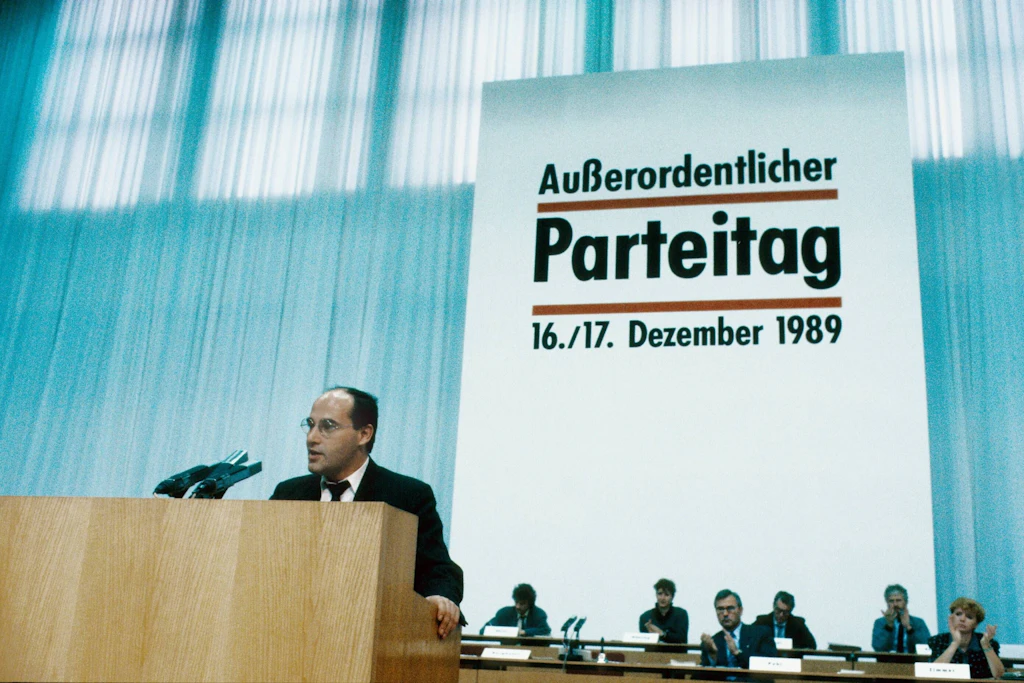 Gregor Gysi beim außerordentlichen Parteitag der SED am 16./17. Dezember 1989 in der Dynamo-Sporthalle im Sportforum Hohenschönhausen.