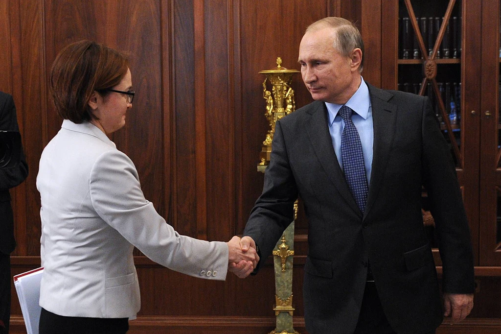 Russlands Präsident Wladimir Putin und Zentralbankchefin Elvira Nabiullina: Die nächste Zinsentscheidung wird zum Test für die Unabhängigkeit der Notenbank.