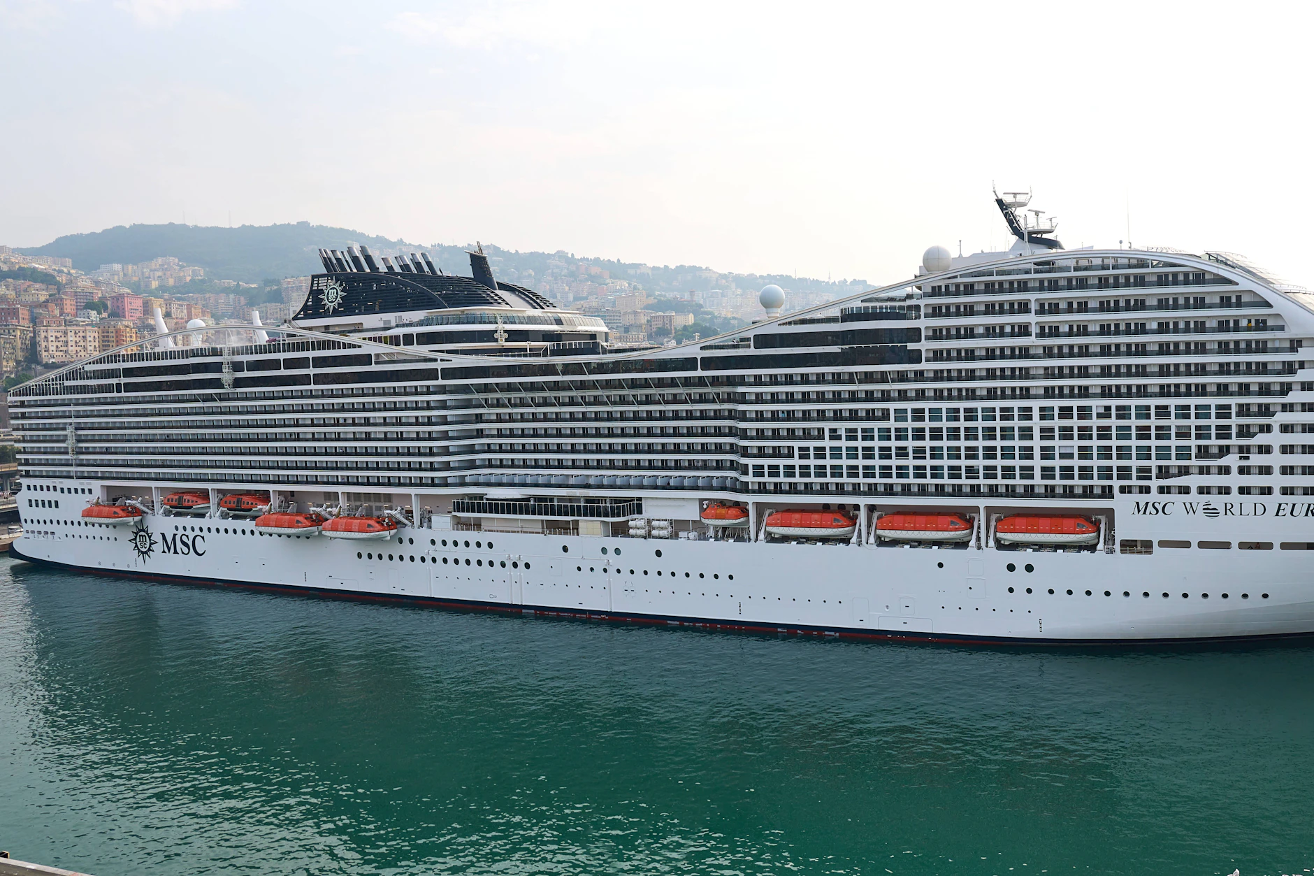 Die MSC World Europa liegt im Juni 2025 im Hafen von Genua in Italien vor Anker.