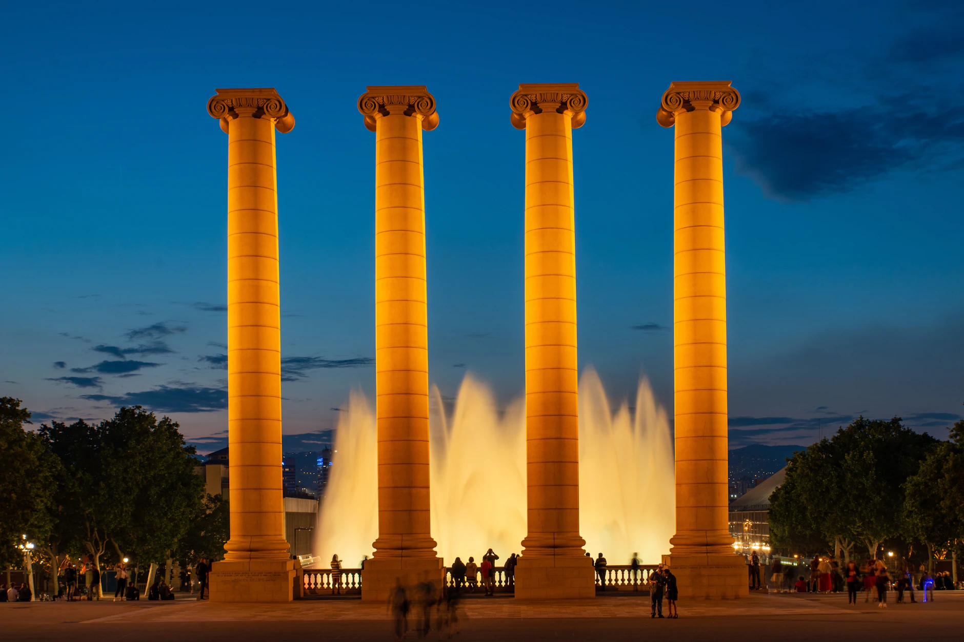 Das Abendprogramm der Font Magica de Montjuic in Barcelona mit Licht- und Wasserspielen ist immer kostenlos.