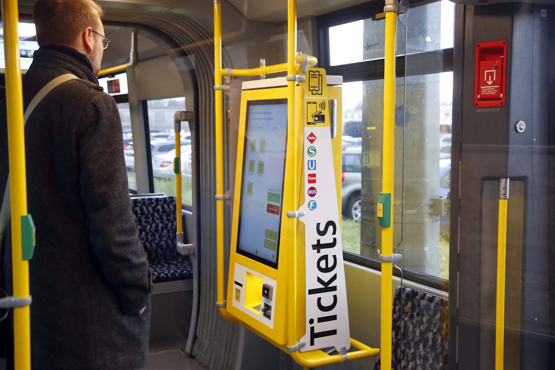 Ein Fahrkartenautomat in einer Straßenbahn der BVG: Über 500 Geräte gibt es noch.