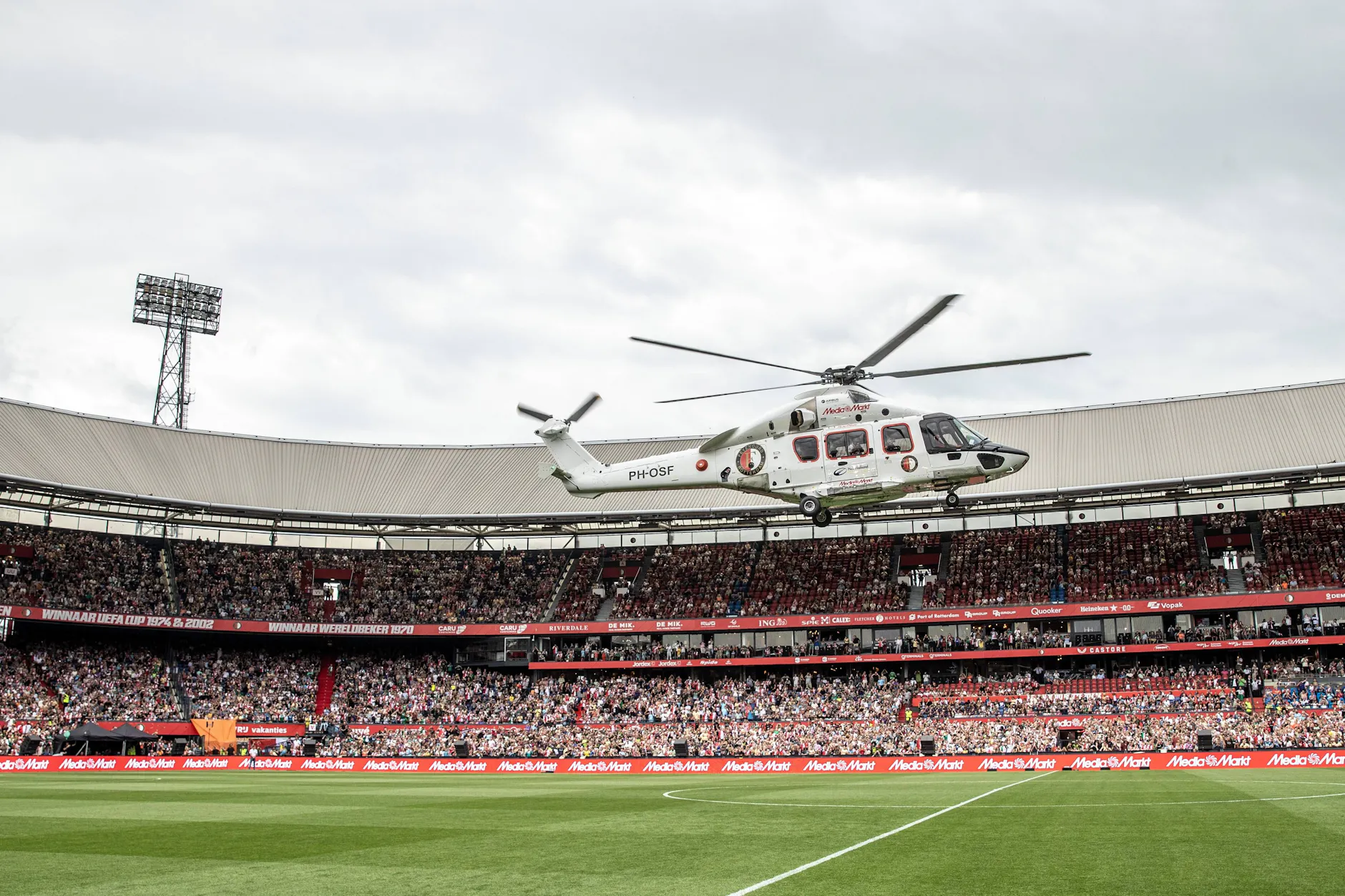 Bei Feyenoord Rotterdam werden neue Spieler mit dem Helikopter ins Stadion De Kuip geflogen. Sonnabend landet Torwart Tjark Ernst dort.