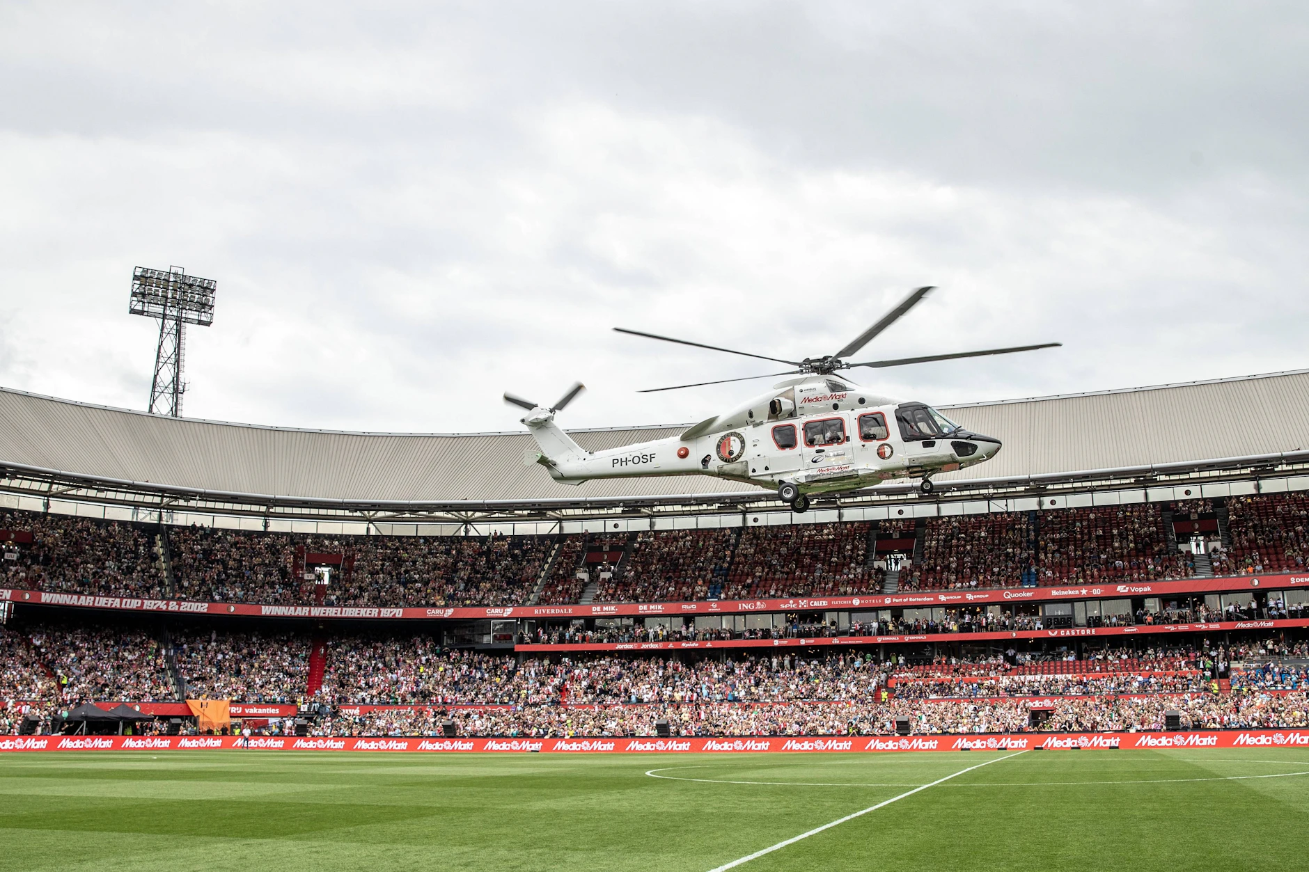 Bei Feyenoord Rotterdam werden neue Spieler mit dem Helikopter ins Stadion De Kuip geflogen. Sonnabend landet Torwart Tjark Ernst dort.