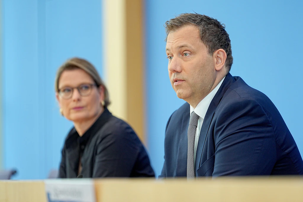 Lars Klingbeil (r, SPD), Bundesminister der Finanzen, und Stefanie Hubig (SPD), Bundesministerin der Justiz und für Verbraucherschutz