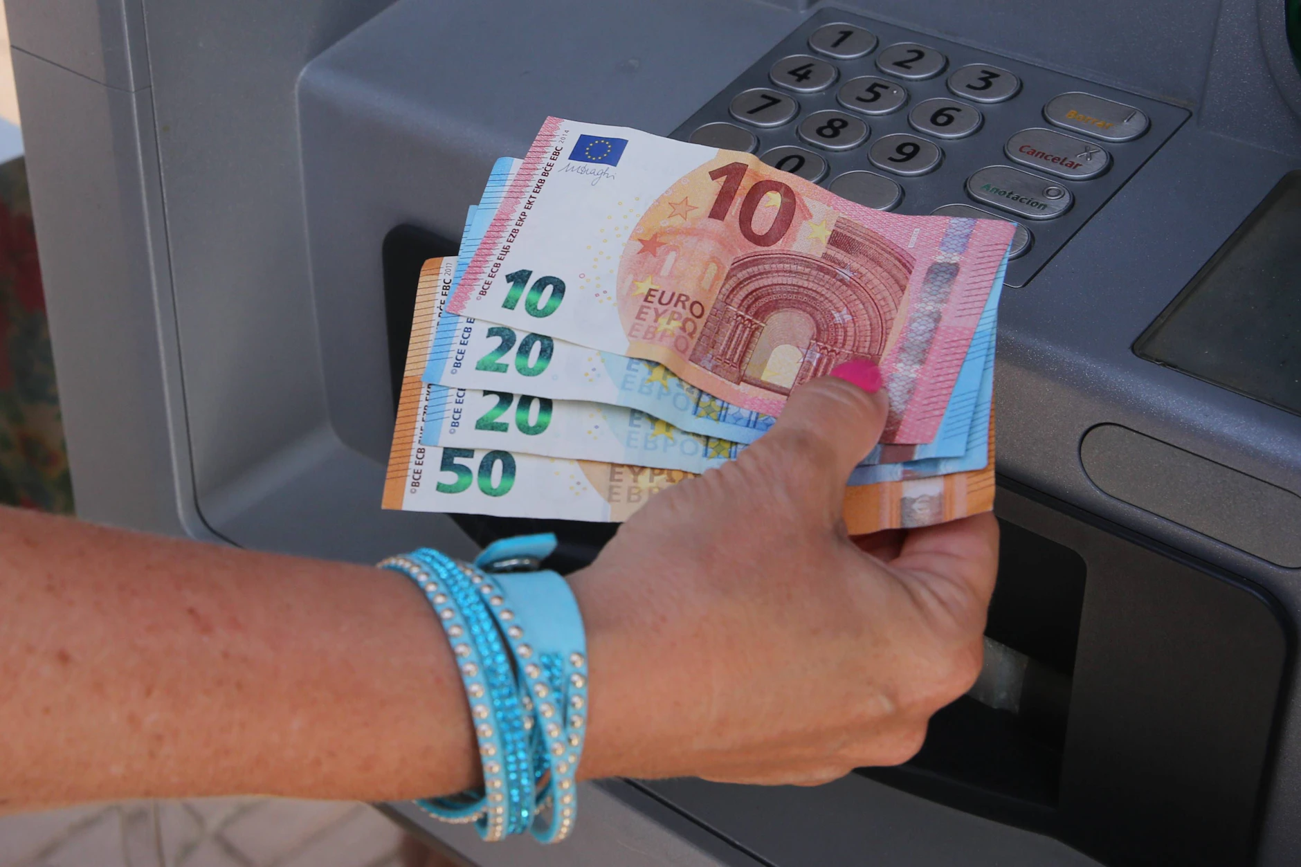 Der Rentner hob Geld in der Sparkasse ab. Doch die Täterinnen hatten kein Interesse daran.