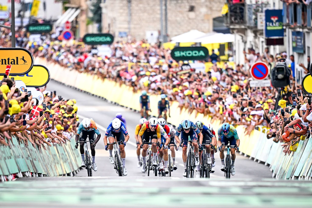 Chaotisches Finale: 350 Meter vor dem Ziel stürzen rund zehn Profis, Max Kanter kommt in Chalon-sur-Saône als Siebter durch.
