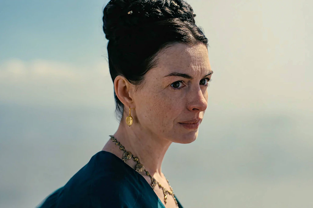 Anne Hathaway spielt Penelope mit Würde – und mit deutlich mehr Widerborstigkeit, als die Rolle traditionell hergibt.