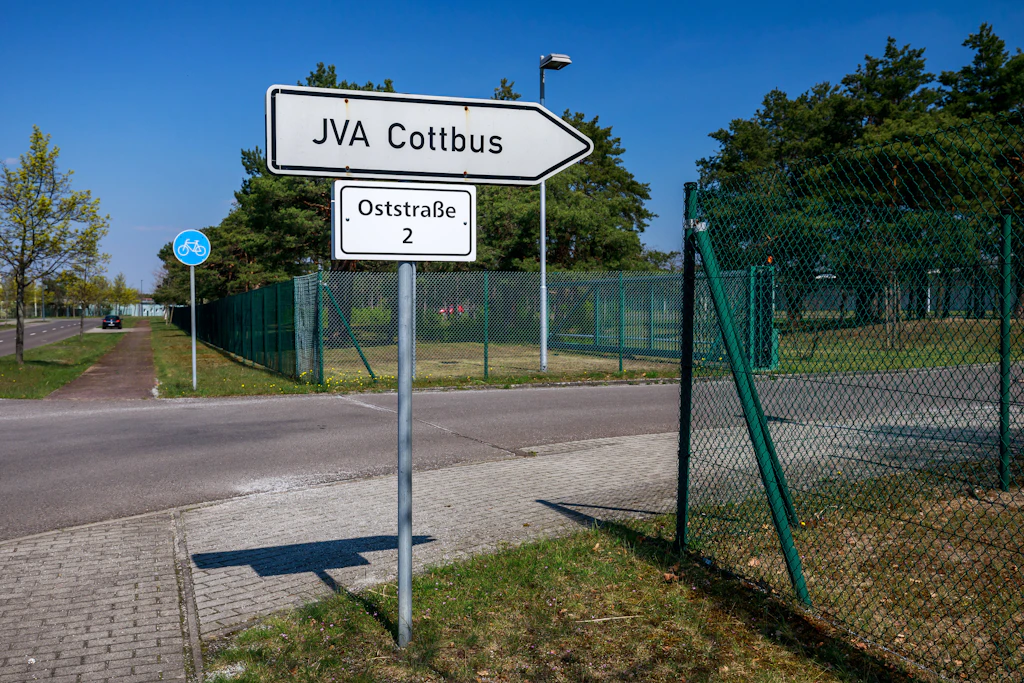 Einfahrt zur JVA in Cottbus: Im Bundesland Brandenburg werden die Plätze für die U-Haft knapp.
