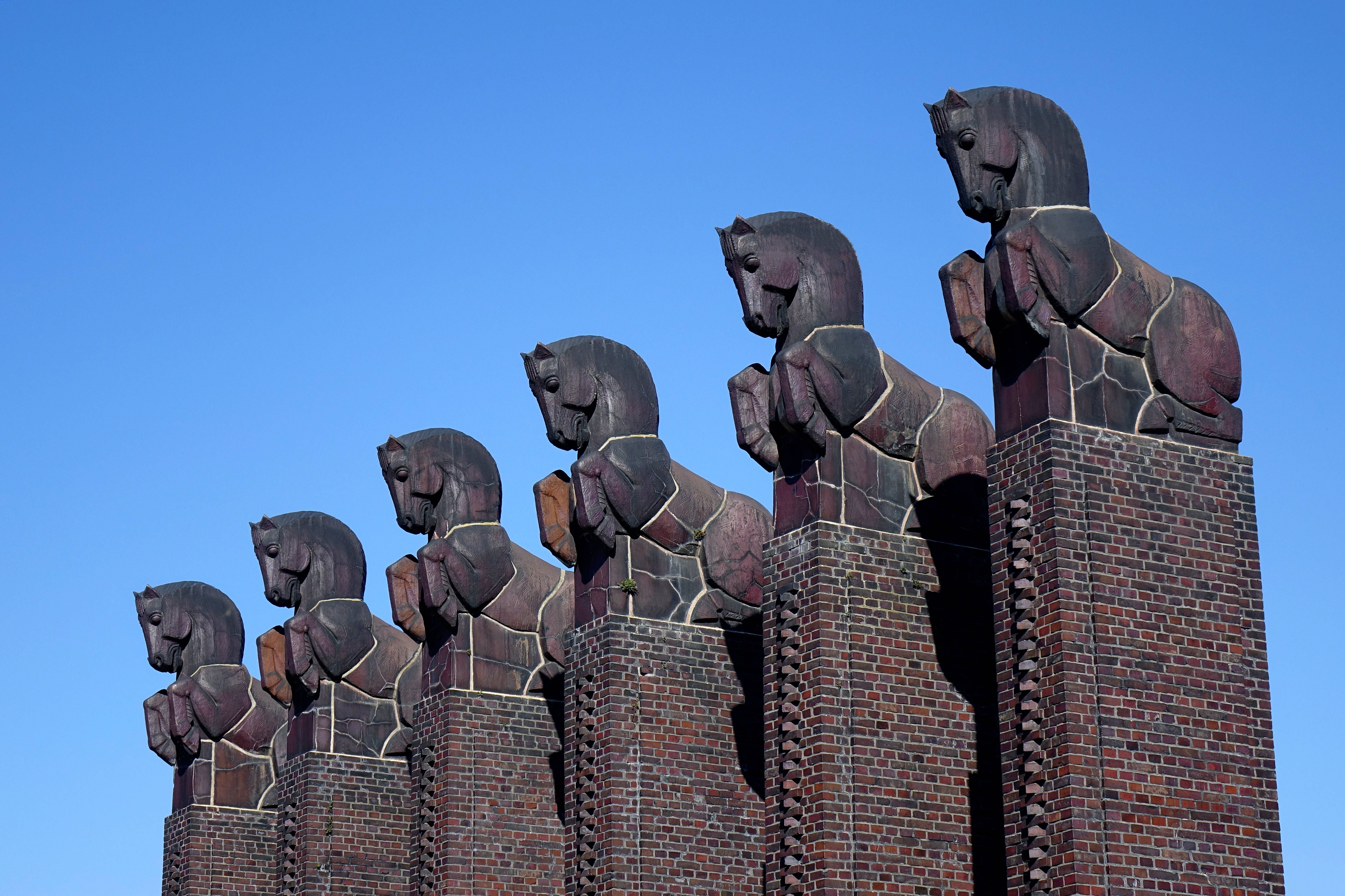 Warum sechs Pferde über Magdeburg wachen – und fast verloren gingen