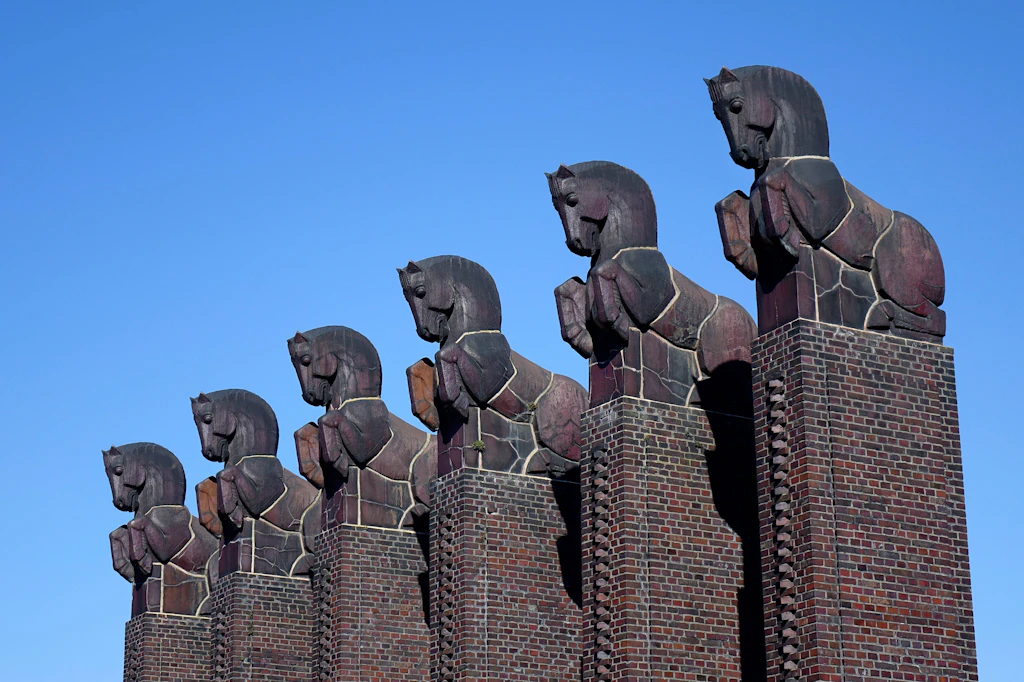 Warum sechs Pferde über Magdeburg wachen – und fast verloren gingen