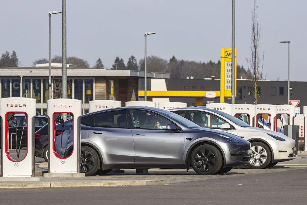 Immer mehr Elektroautos werden in Deutschland zugelassen, Tesla ist unter den häufigsten Marken. (Symbolbild)