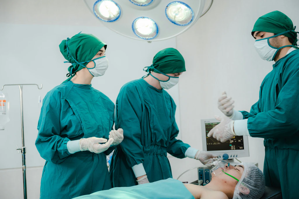 Ein OP-Team bereitet einen Eingriff vor: Die meisten Verdachtsfälle auf Behandlungsfehler beziehen sich auf die Chirurgie.