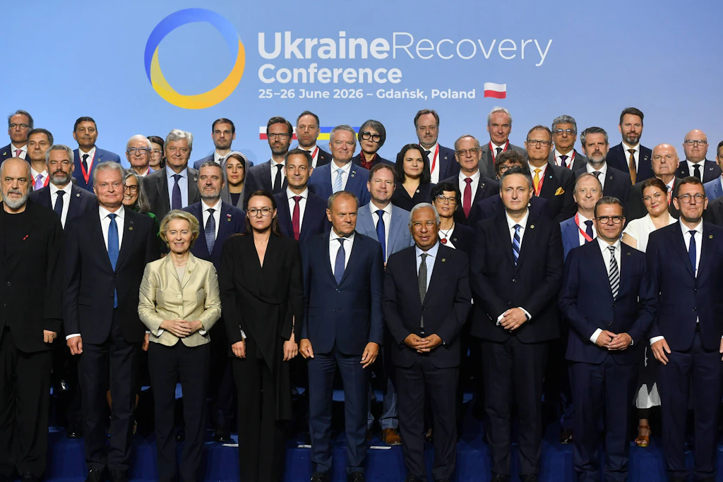 Gruppenfoto von der Ukraine Recovery Conference, u. a. mit Donald Tusk (M.), Julija Swyrydenko (Erste Reihe: 4.v.l.) und Ursula von der Leyen (Erste Reihe: 3.v.l.)
