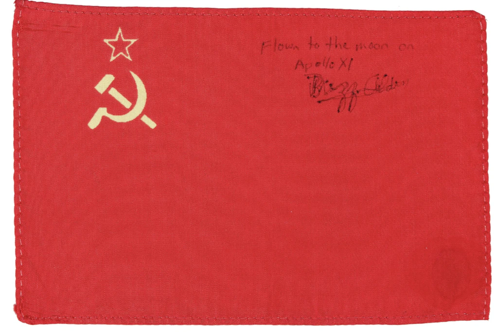 Sowjet-Flagge: Die mit Apollo 11 geflogene Miniaturflagge erzielte bei Sotheby