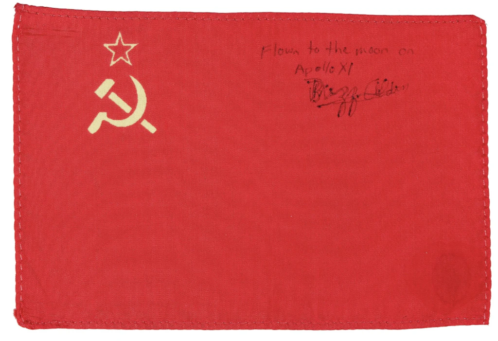 Diese Sowjet-Flagge flog mit Apollo 11 zum Mond – jetzt hat sie einen Rekordpreis erzielt