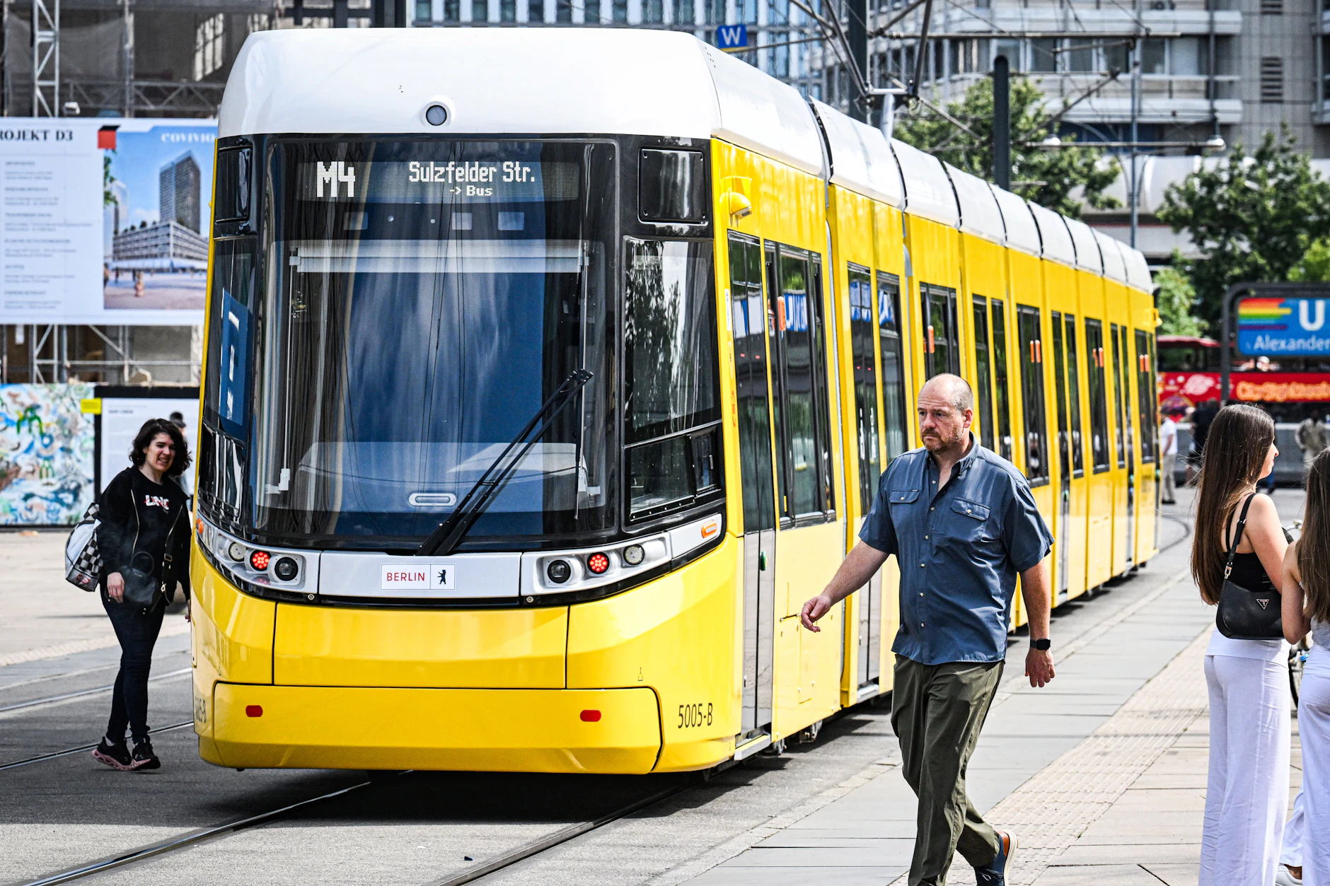 Die neue XXL-Straßenbahn der BVG: Die Super-Tram steht heftig in der Kritik der Berliner.
